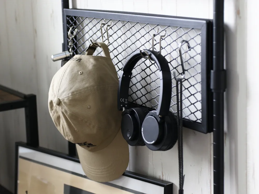 フックの取り付けが可能なメッシュボード